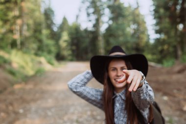mutlu kız ormanın arka planı. seyahat etmek, metin, atmosferik epik an için yer kavramı