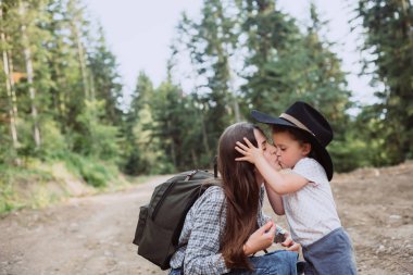 mutlu genç anne ile kızı açık havada dinlenme