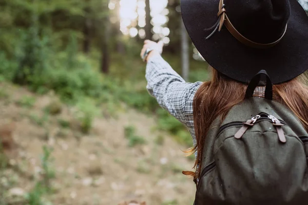 Woman Traveler Looking Pointing Her Hand Wonderful Forest Concept Travelers — Stock Photo, Image