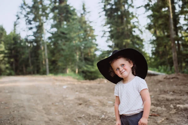 Happy Child Background Forest — Stock Photo, Image