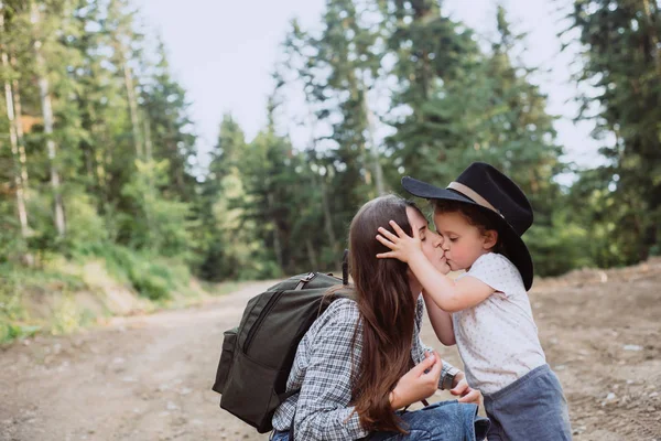 mutlu genç anne ile kızı açık havada dinlenme