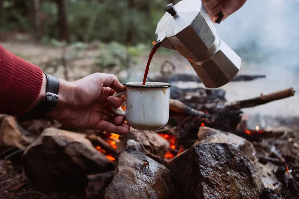 Preparare Caffe Sul Falo Uomo Versare Caffè Tazza Vasaio — Foto Stock