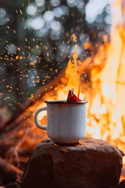 Heiße Kaffeetasse Auf Dem Stein Lagerfeuer Abendlicht — Stockfoto