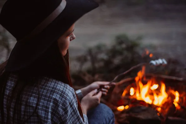 Traveler Girl Fry Marshmallows Fire Woods Evening Light — Stock Photo, Image