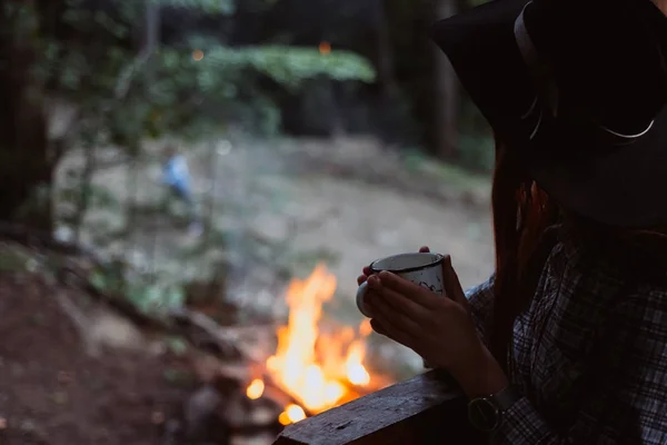 Girl Drinks Coffee Background Camp Fire Romantic Atmosphere Relaxing Time — Stock Photo, Image