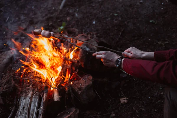 Homme Voyageur Saucisses Frites Sur Feu Dans Les Bois Lumière — Photo