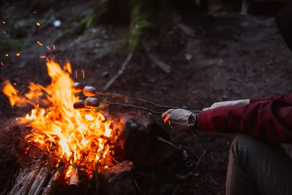 Homme Voyageur Saucisses Frites Sur Feu Dans Les Bois Lumière — Photo