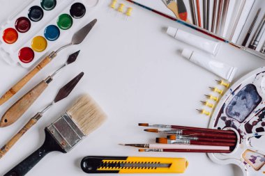 Okula dönüş. Beyaz ahşap bir masa üzerinde sanat okulu için öğeleri