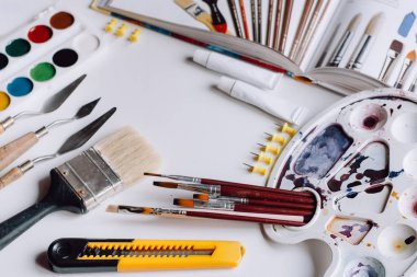 Okula dönüş. Beyaz ahşap bir masa üzerinde sanat okulu için öğeleri