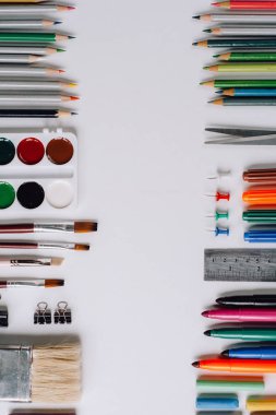 Beyaz arka planda okul kavramına geri dön