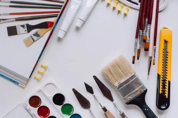 Okula dönüş. Beyaz ahşap bir masa üzerinde sanat okulu için öğeleri