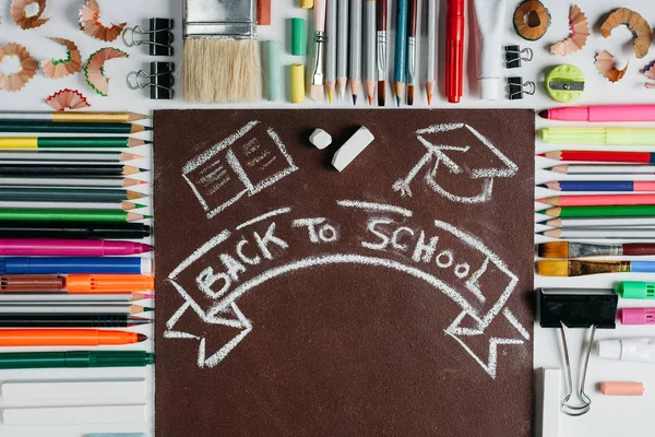 Skolan Utbudet Små Blackboard Med Tillbaka Till Skolan Ord — Stockfoto