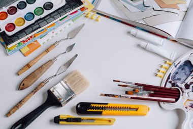 Okula dönüş. Beyaz ahşap bir masa üzerinde sanat okulu için öğeleri