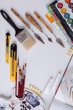 Okula dönüş. Beyaz ahşap bir masa üzerinde sanat okulu için öğeleri