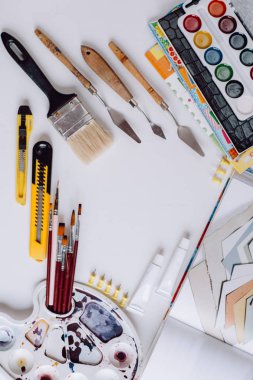 Okula dönüş. Beyaz ahşap bir masa üzerinde sanat okulu için öğeleri