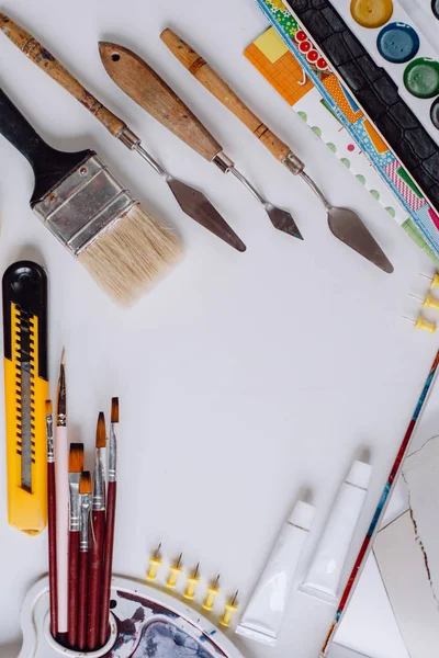 Okula dönüş. Beyaz ahşap bir masa üzerinde sanat okulu için öğeleri