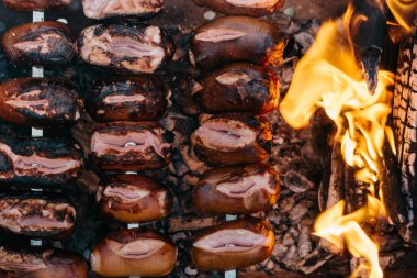 Izgarada ızgara sosis.