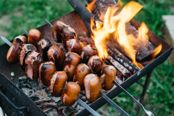 バーベキューグリルでソーセージを焼く — ストック写真