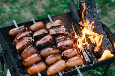 Izgarada ızgara sosis.
