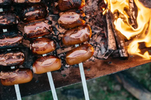 Izgarada ızgara sosis.