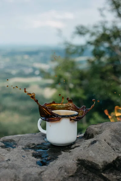 咖啡在户外 旅游和露营概念 徒步旅行者喝茶从杯子在阵营 — 图库照片