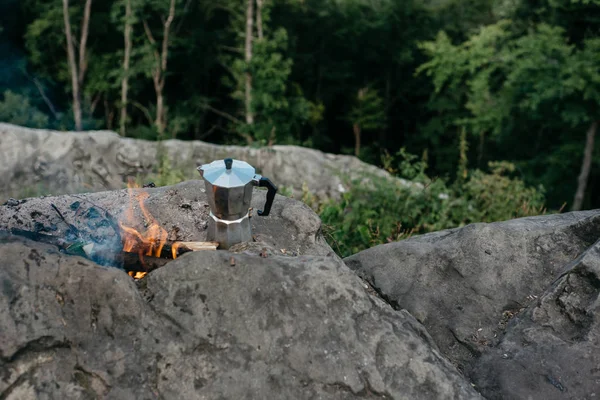 Bir kamp ateşi üzerinde kahve pişirme