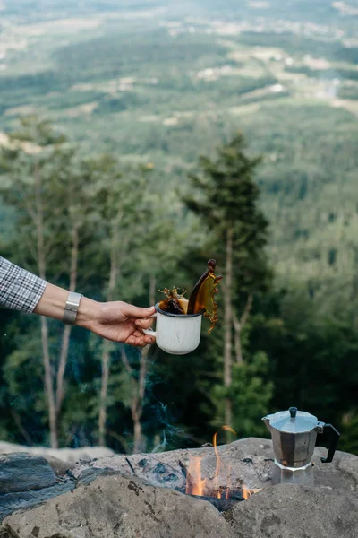 Hände Mit Einer Tasse Kaffee Freien Abenteuer Reisen Tourismus Und — Stockfoto