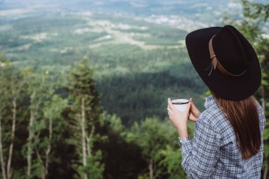 kız içinde açık kahve içiyor. Dağ kavramı macera aktif tatiller üstünde tepe-in spor hiking açık doğanın keyfini