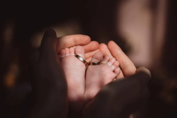 Pies Bebé Manos Madre Anillos Compromiso Las Piernas Los Niños —  Fotos de Stock