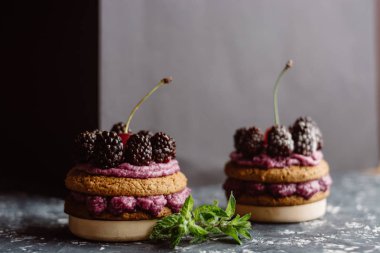 Krem ve taze çilek ile lezzetli kurabiyeler.