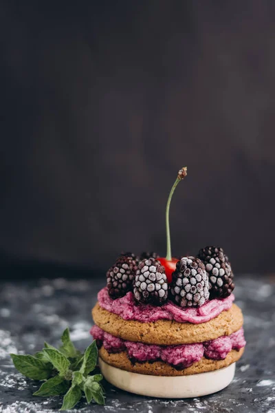 크림과 신선한 딸기와 — 스톡 사진