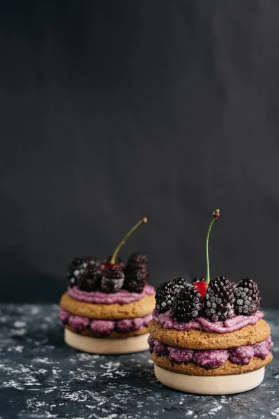 Biscoitos Deliciosos Com Creme Bagas Frescas — Fotografia de Stock