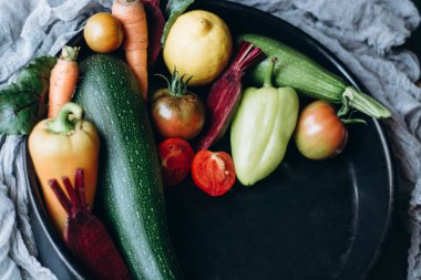 Taze meyve ve sebze bir plaka üzerinde karışımı. 