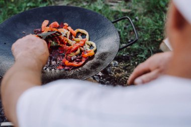 Adam açık sebze kızartma. 