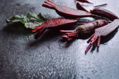 Karanlık bir arka plan üzerinde taze kesilmiş kırmızı pancar