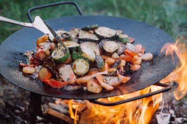 Açık bir açık ateş üzerinde pişirme sebze ve gıda.