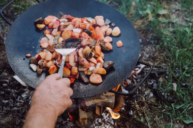 Açık bir açık ateş üzerinde pişirme sebze ve gıda.