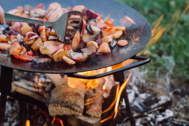 Açık bir açık ateş üzerinde pişirme sebze ve gıda.