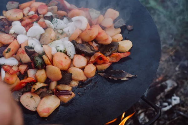 Açık bir açık ateş üzerinde pişirme sebze ve gıda.