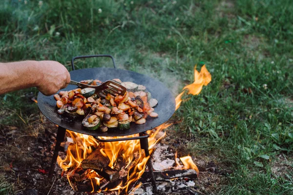 Açık bir açık ateş üzerinde pişirme sebze ve gıda.