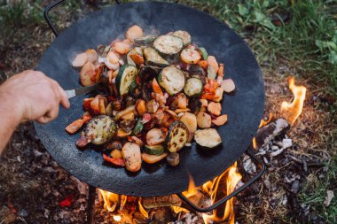 Açık bir açık ateş üzerinde pişirme sebze ve gıda.