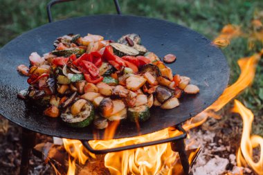 Açık bir açık ateş üzerinde pişirme sebze ve gıda.