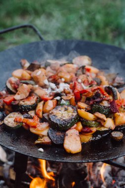 Açık bir açık ateş üzerinde pişirme sebze ve gıda.