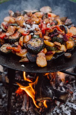 Açık bir açık ateş üzerinde pişirme sebze ve gıda.