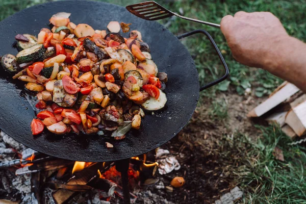 Μαγείρεμα Λαχανικών Και Τροφίμων Ένα Ανοικτό Φωτιά Στην Εξωτερική — Φωτογραφία Αρχείου