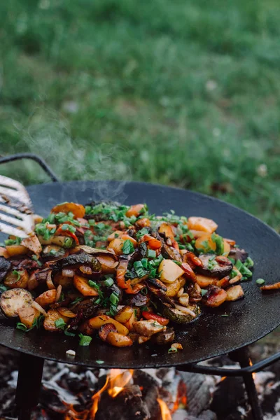 Kavurma sebze açık. Bir yangın gıda hazırlanması