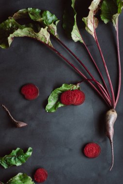 Karanlık bir arka plan üzerinde kırmızı pancar.