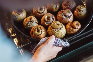 Cook mutfak fırında pişirme pişmiş elma dışarı alır