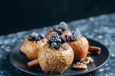 Tatlım böğürtlen, yaban mersini, tarçın, fındık, meyve tatlı elma pişmiş doldurulmuş.