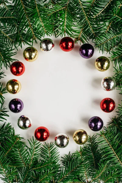 Noel Kompozisyon Noel Ağaç Dalları Kırmızı Meyveler Beyaz Arka Plan — Stok fotoğraf